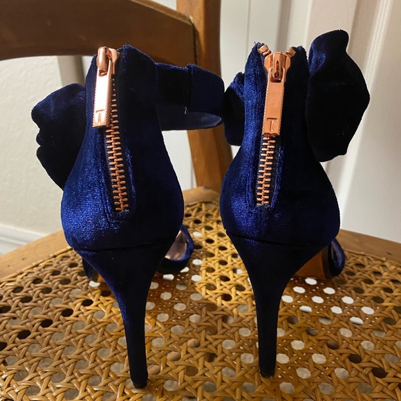 Blue velvet dress shoes by Ted Baker with plush side bow. Stunning shoe - Picture 4 of 4